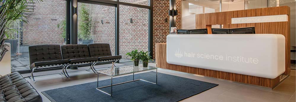 Haartransplantatie kliniek Maastricht balie met Binnentuin