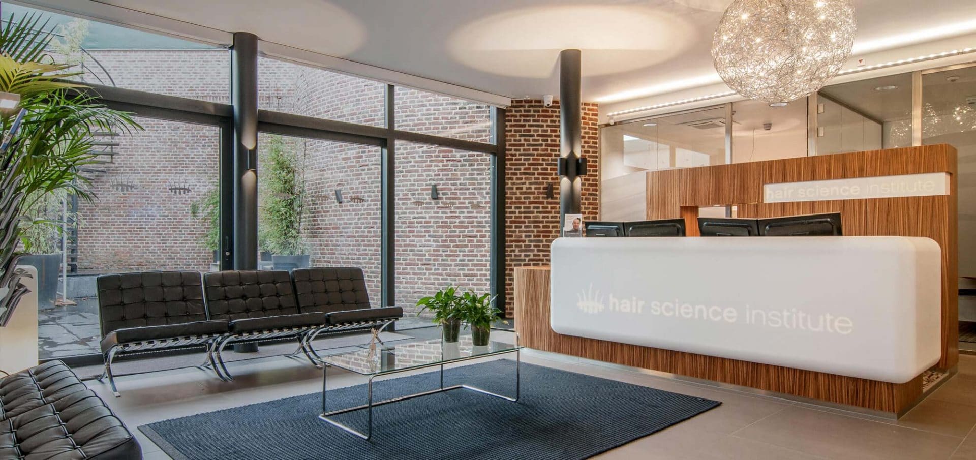 Haartransplantatie kliniek Maastricht balie met Binnentuin